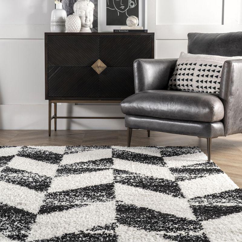 Nuloom Avery Herringbone Cozy Shag Black & White Indoor Area Rug