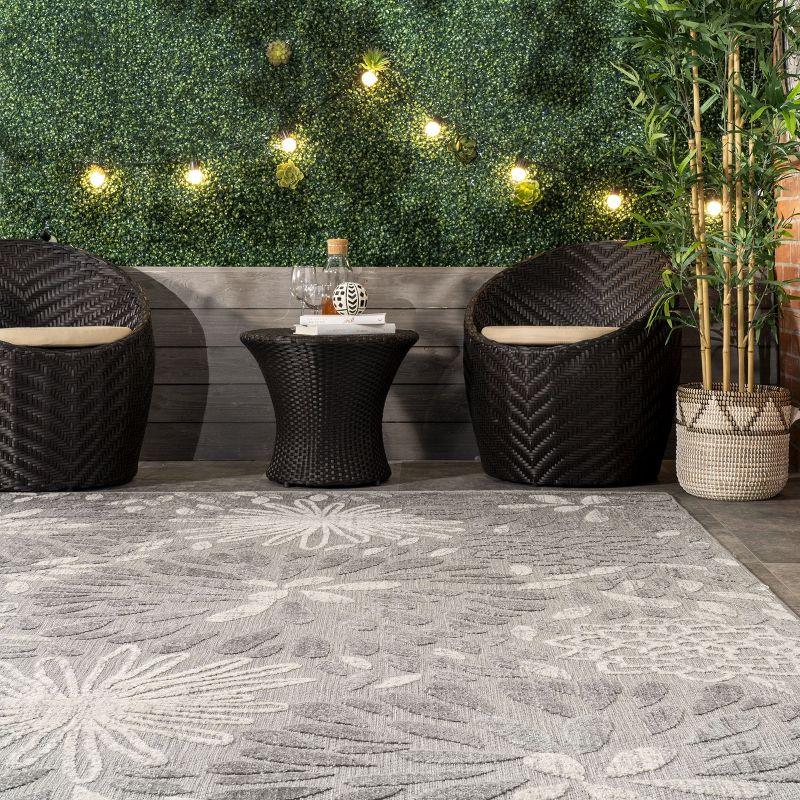 Nuloom Monique Floral & Paisley 5x8 Indoor/Outdoor Area Rug for Living Room Patio Deck Front Porch Kitchen, Light Grey/Ivory