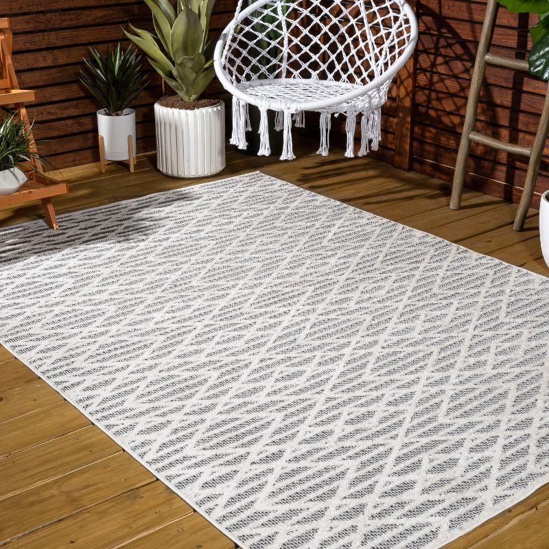 Elegant Ivory Diamond 4' x 6' Synthetic Reversible Area Rug