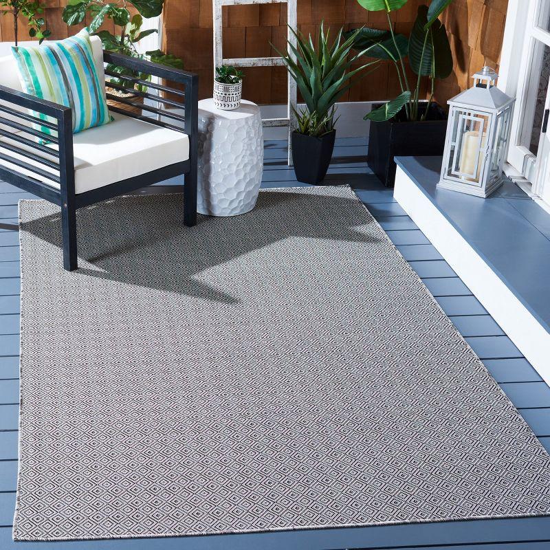 Hampton HTN230 Indoor/Outdoor Machine Made Area Rug - 5'1"x7'6" - Grey/Black - Safavieh