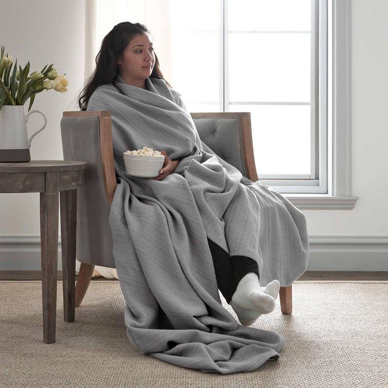 Luxurious King-Sized Chevron Cotton Blanket in Soft Gray