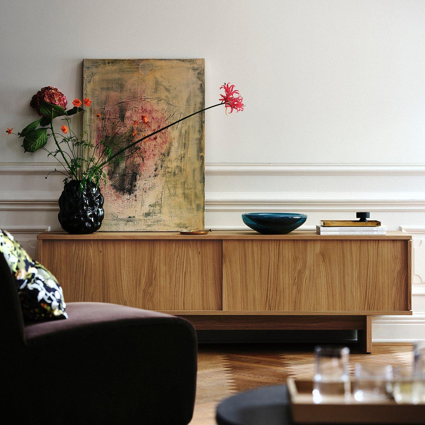 STOCKHOLM 2025 TV unit with sliding doors - oak veneer 70 3/8x16 1/2x22 1/8 "