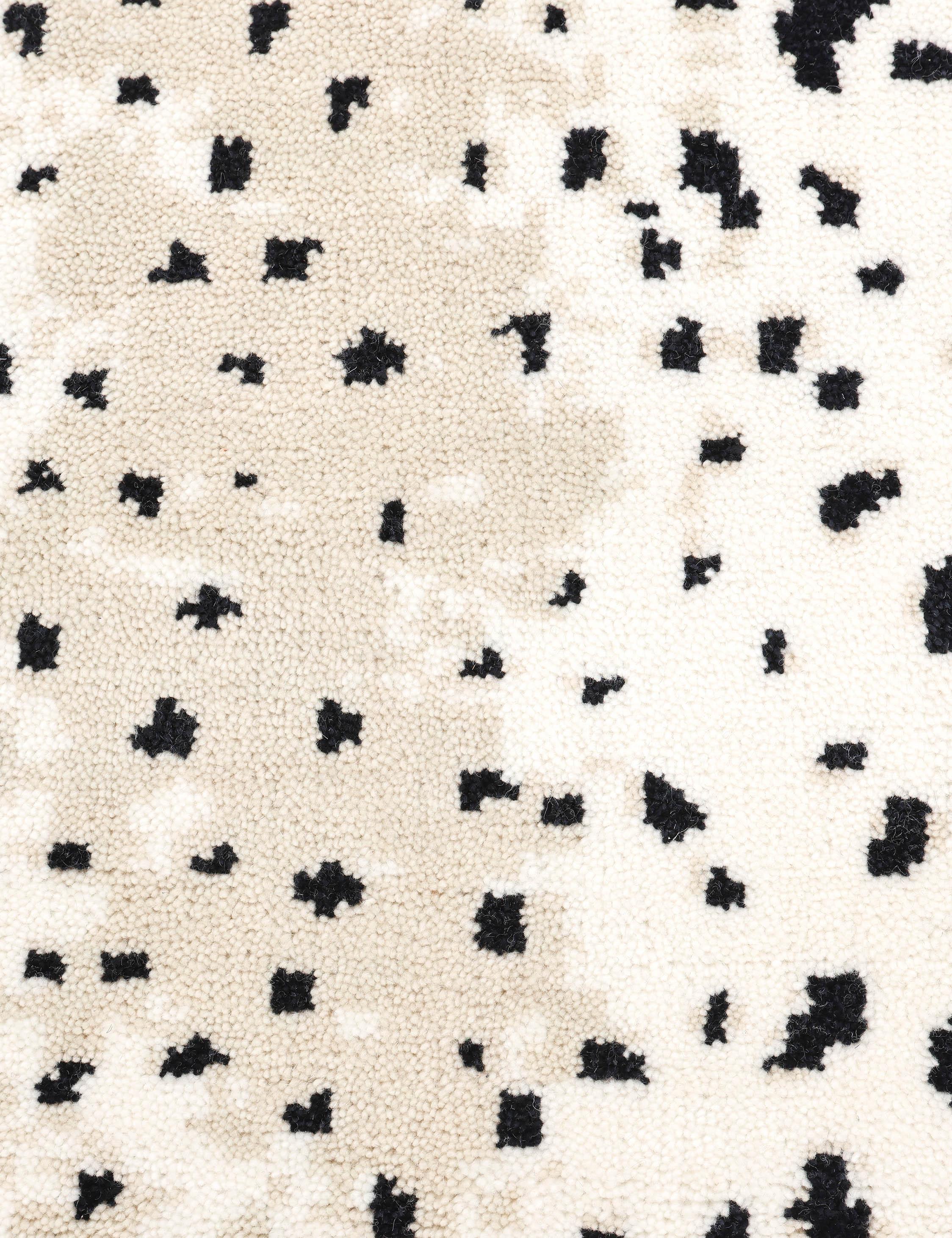 Esmarie Hand-Knotted Wool Rug - Ivory / 5' x 8'
