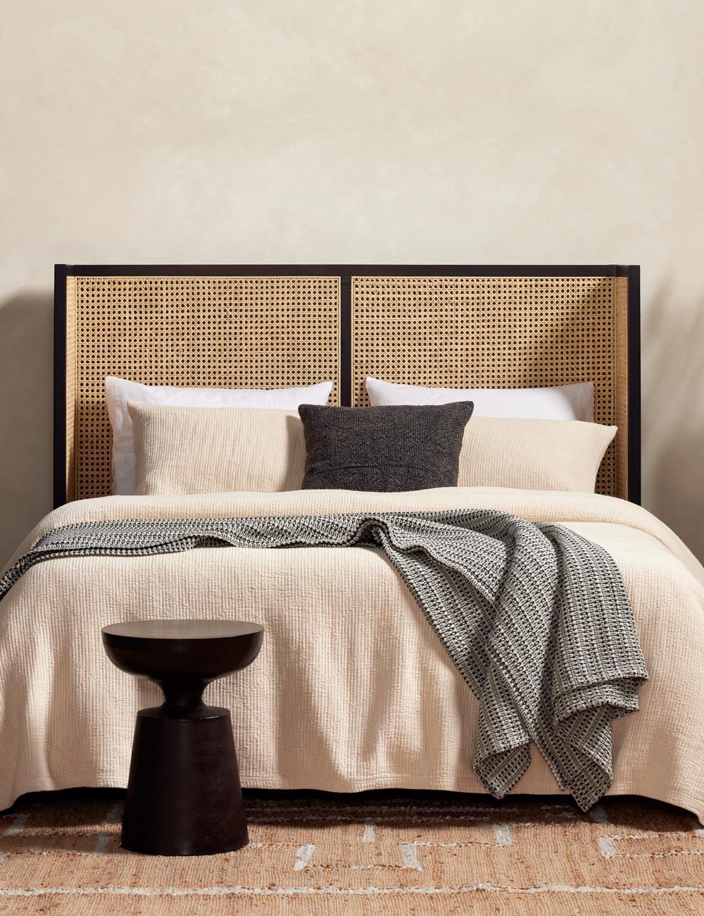 Jeni Platform Bed - Black / King
