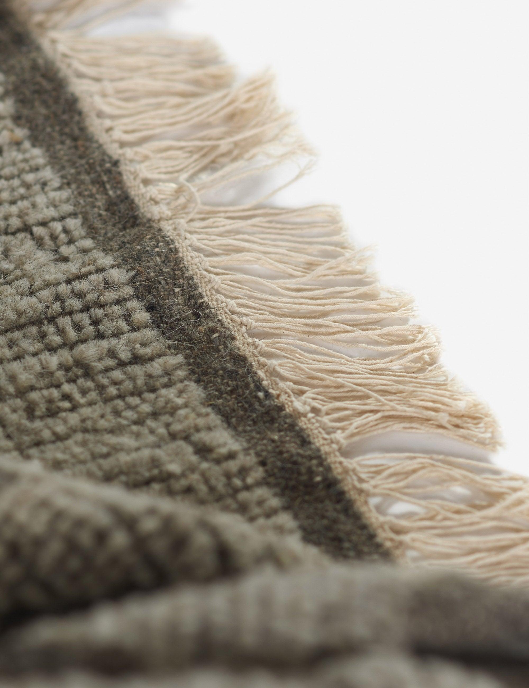 Journee Handwoven Wool Rug - 5' x 8'